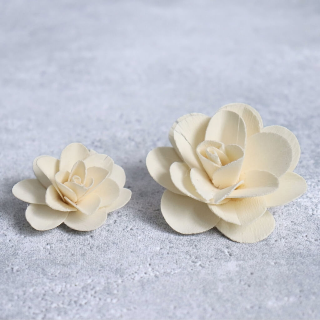 Dřevěná růže květ – smetanová, dekorace ze dřeva